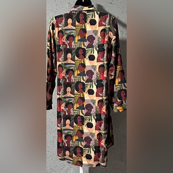 #092 Shirt-Dress Vibrant Face Print Button-Up - NIP Izzy & Liv - Picture 3 of 4
